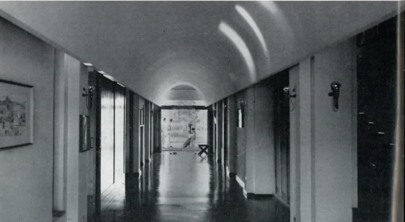 Particolare dell’interno del primo piano: oltre l’oblò l’ingresso al piano terra, anni Sessanta