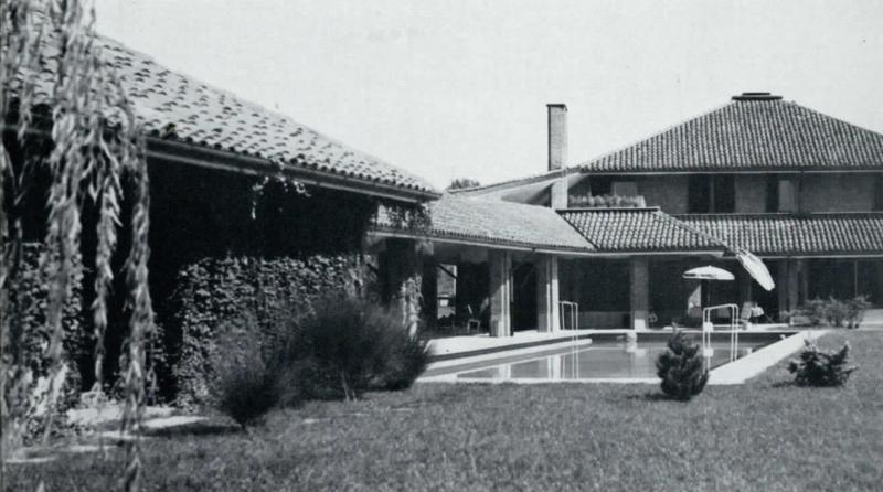 Dettaglio del giardino, con piscina, anni Sessanta 