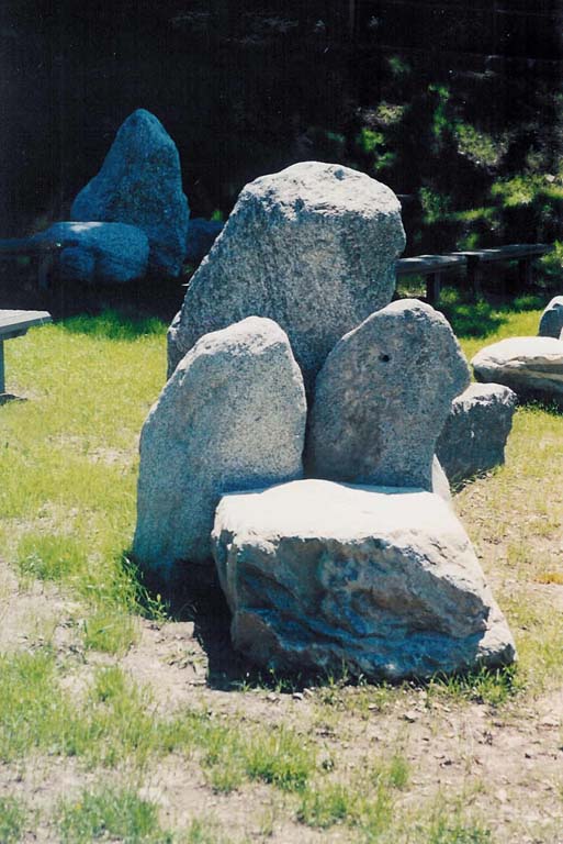 Prà de Resa, Viale Parco della Rimembranza, Teglio. Particolari delle sedute