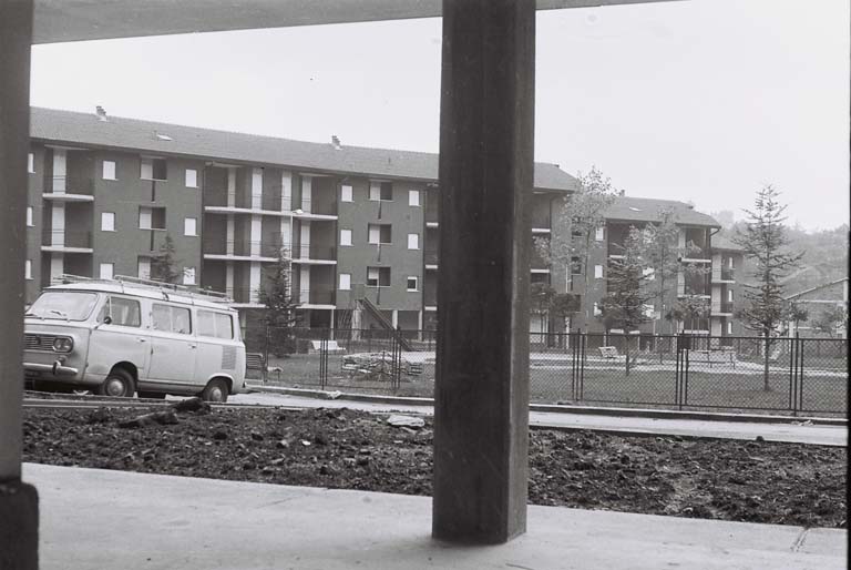 Quartiere Gescal, Via Sagnino località Monte Olimpino, Como. Vista dell'edificio progettato da Vico Magistretti. Negativo b/n.