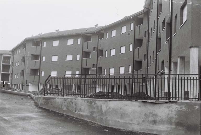 Quartiere Gescal, Via Sagnino località Monte Olimpino, Como. Vista d'insieme dell'edificio progettato da Vico Magistretti. Negativo b/n.