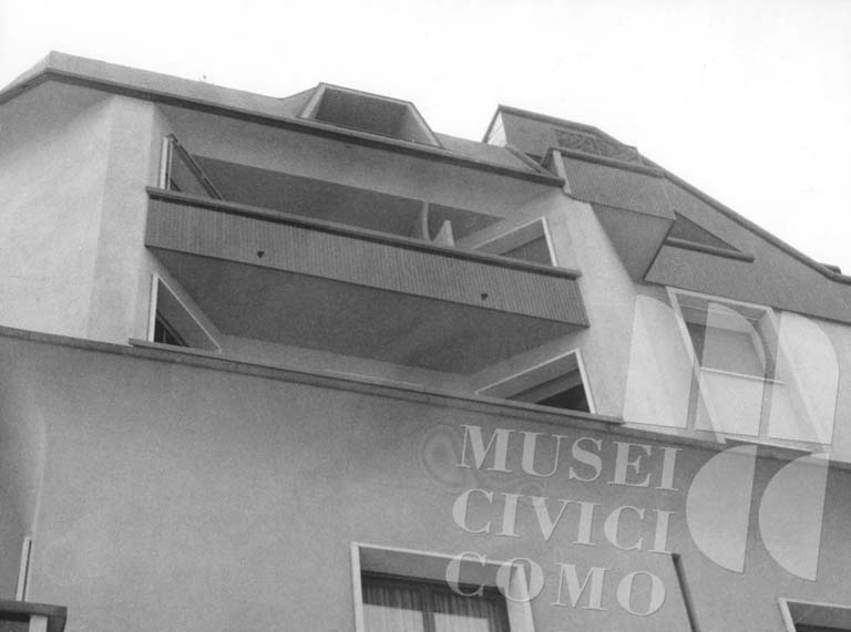 Dettaglio parte alta edificio. Stampa fotografica b/n.