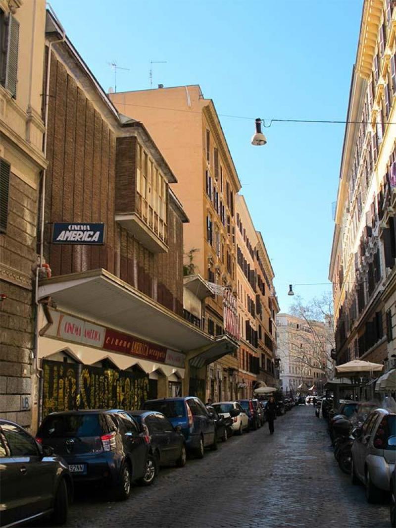 Vista esterna verso piazza San Cosimato