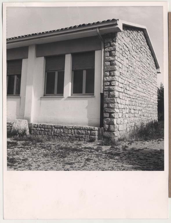 Asilo Morelli Rebusca, Muscoline. Testata laterale dell'asilo. Stampa fotografica b/n. 