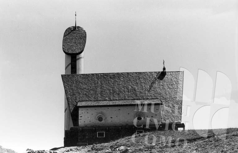CAR 60/18 Fianco chiesa e campanile. Stampa fotografica b/n. (Fondo Mario Cereghini)
