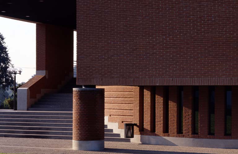 Chiesa di San Pietro Apostolo e oratorio, Merate. Fotografia © Enrico Cano. (Archivio Mario Botta)