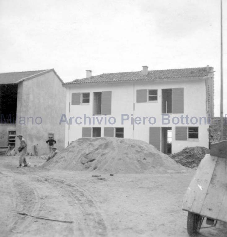 Vista da ovest della casa dei contadini durante il cantiere di ristrutturazione, positivo, bianco e nero, mm 62 x 62. N. 1 unità