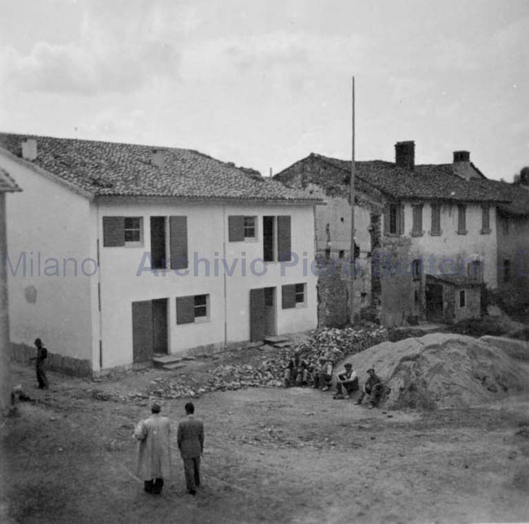 Vista da ovest della casa dei contadini durante il cantiere di ristrutturazione, positivo, bianco e nero, mm 62 x 62. N. 1 unità