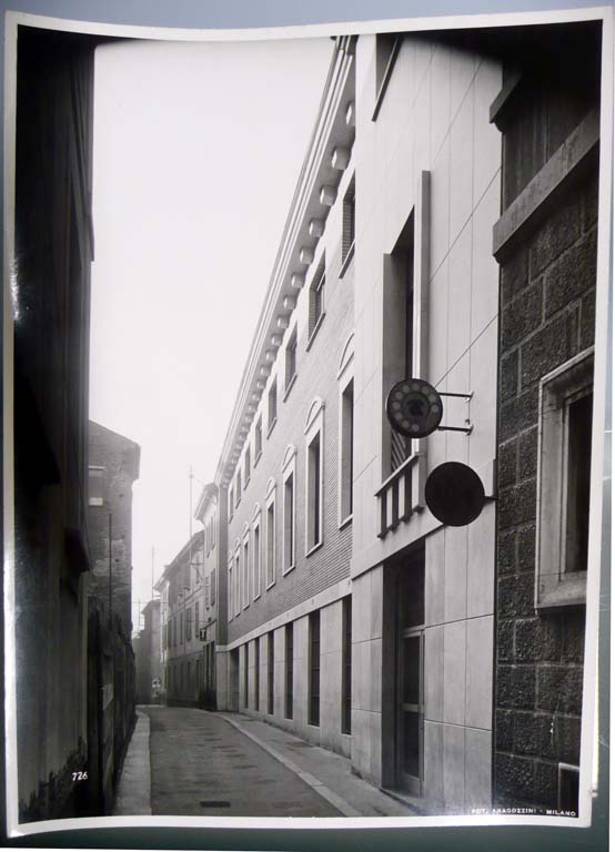 Sede Stipel Pavia centro. Scorcio della facciata. Stampa fotografica b/n. Fotografia Aragozzini, Milano