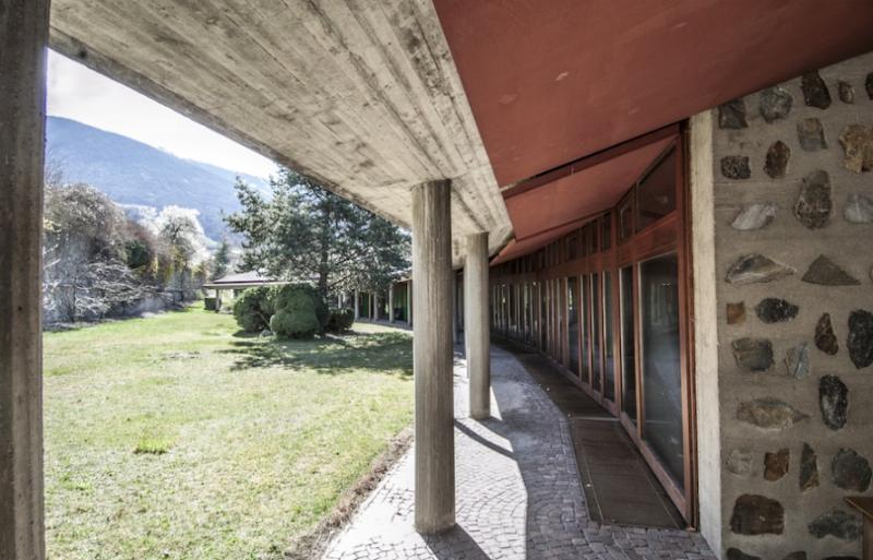 il portico, colore e materia