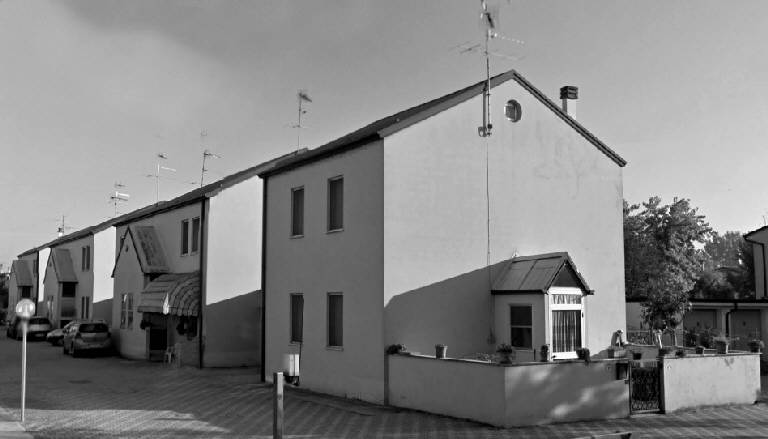 Case a schiera ad est del cortile centrale