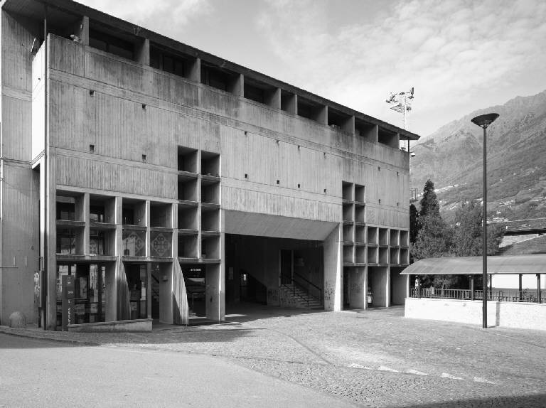 Fronte della stazione degli autobus