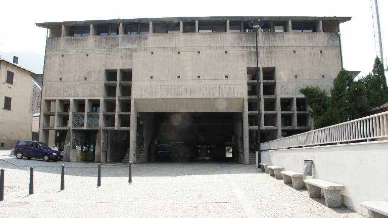 Fronte della stazione degli autobus