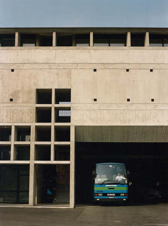 Stazione Autolinee STPS, Morbegno. Particolare della facciata di ingresso/uscita autobus