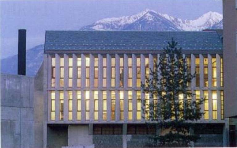 Stazione Autolinee STPS, Morbegno. Particolare dell'edificio postale e sede della Comunità della Valtellina