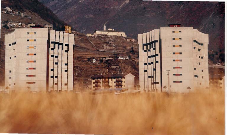 Torri per l'edilizia popolare, Sondrio. Vista nel contesto