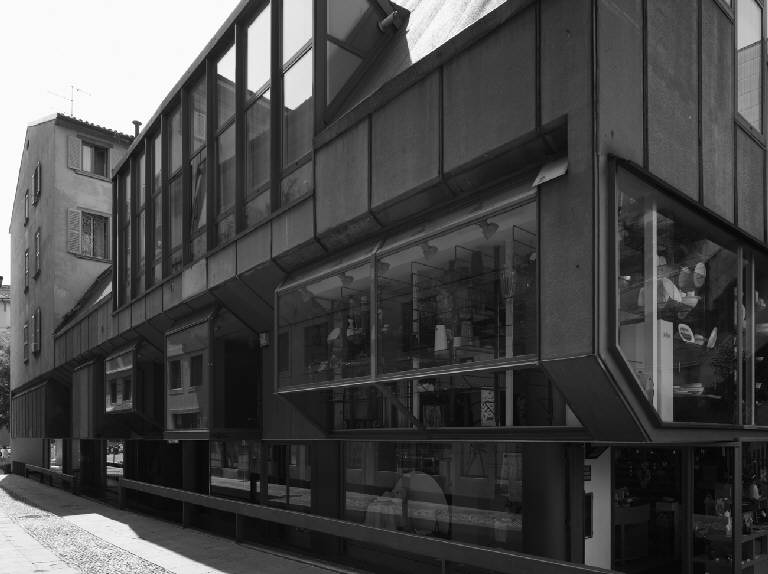 Dettaglio della facciata su via Borfuro, segnata da un portico ribassato rispetto al suolo stradale