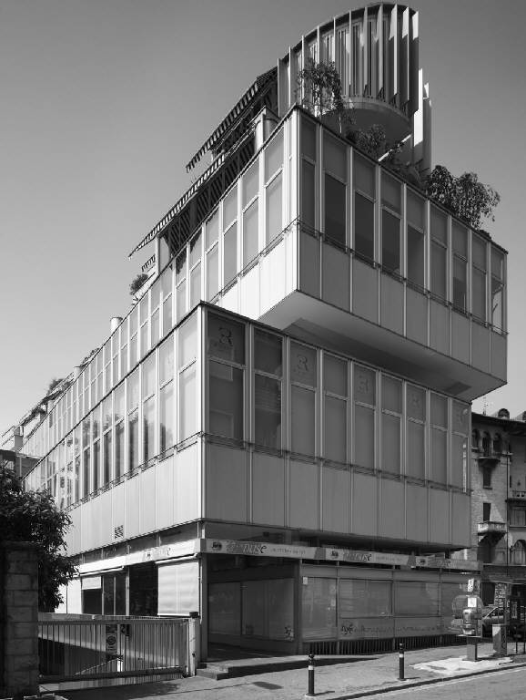 Dettaglio di uno dei fronti laterali