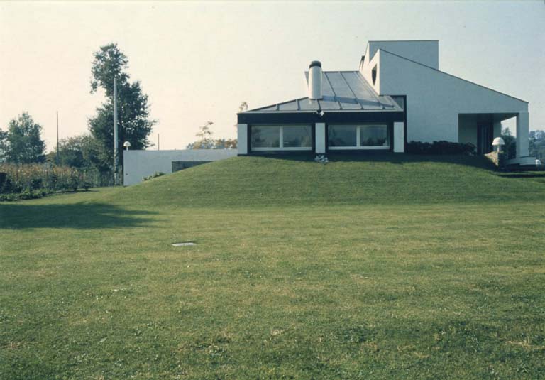 Fronte verso il giardino, 1973. Stampa fotografica a colori. 
