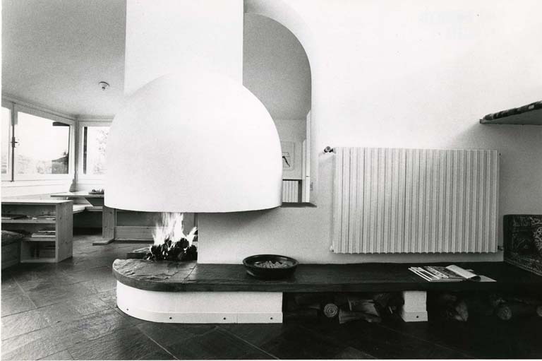 Interno, soggiorno, dettaglio del camino, 1973. Stampa fotografica b/n. 