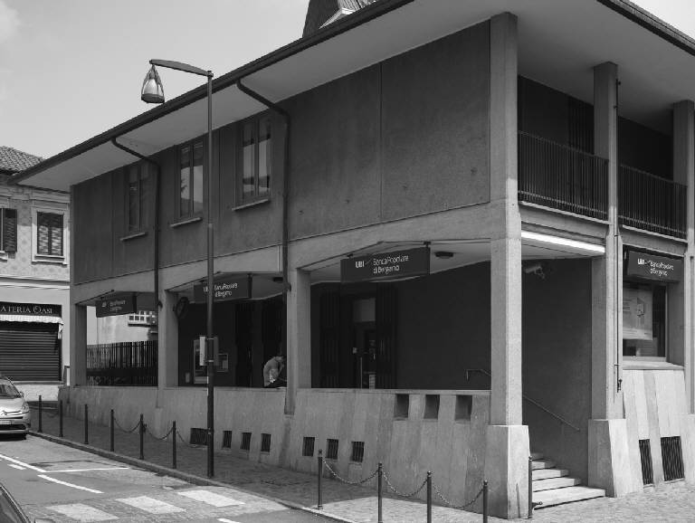 L'edificio visto dalla piazza antistante