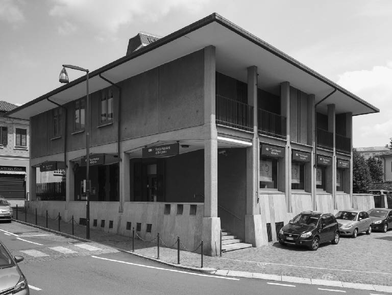 L'edificio visto dalla piazza antistante