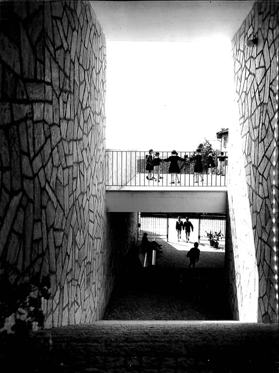 Sottopasso di ingresso alla scuola. Stampa fotografica b/n.