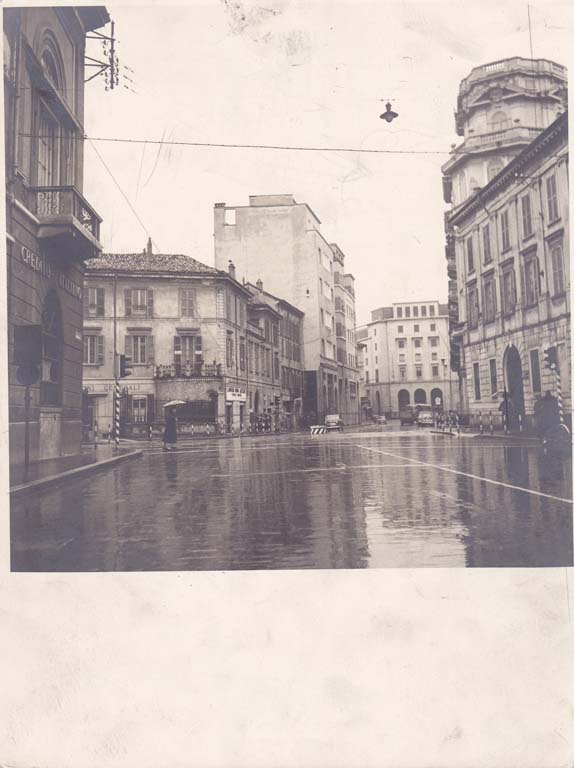 Edificio per abitazioni e uffici, via Marcobi, Varese. Vista d'insieme. Stampa fotografica b/n.