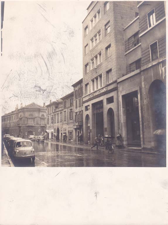 Edificio per abitazioni e uffici, via Marcobi, Varese. Scorcio della facciata. Stampa fotografica b/n.