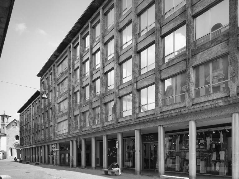 Fronte su via Marconi. Visuale prospettica puntata verso la basilica di San Vittore Martire