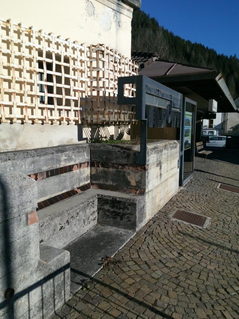 prospetto sud, dettaglio della panchina a ovest