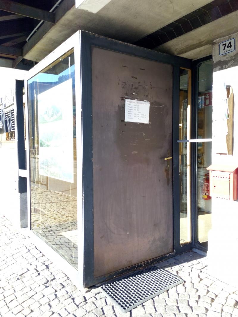 prospetto sud, dettaglio porta d'ingresso