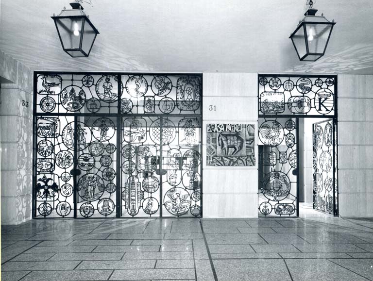 Sala Borsa Contrattazione della Camera di Commercio di Cremona, Cremona. Cancellata d' ingresso da via Baldesio. Stampa fotografica b/n.