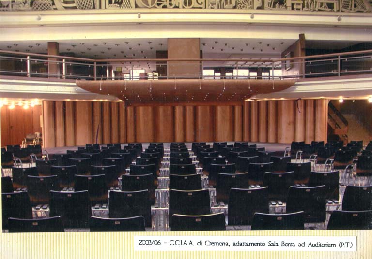 Sala Borsa Contrattazione della Camera di Commercio di Cremona, Cremona. Adattamento ad auditorium. Stampa fotografica a colori