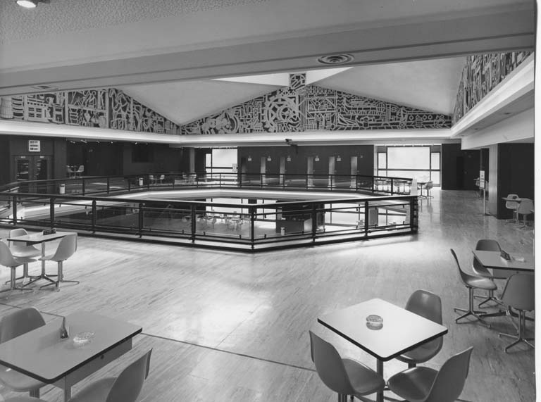 Sala Borsa-Contrattazione della Camera di Commercio di Cremona. Vista d'insieme della Sala Contrattazioni dalla balconata. Stampa fotografica b/n.