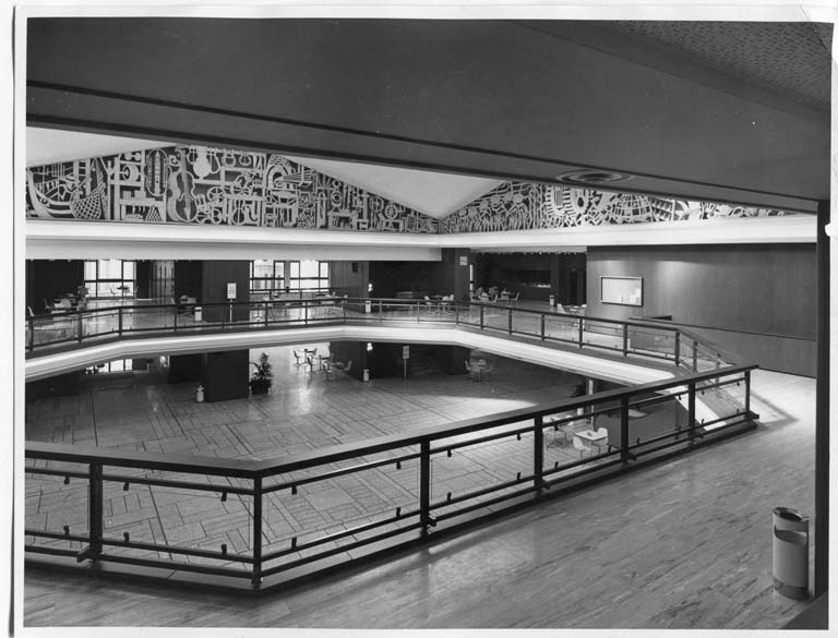 Sala Borsa-Contrattazione della Camera di Commercio di Cremona. Vista della balconata della Sala Contrattazioni. Stampa fotografica b/n.