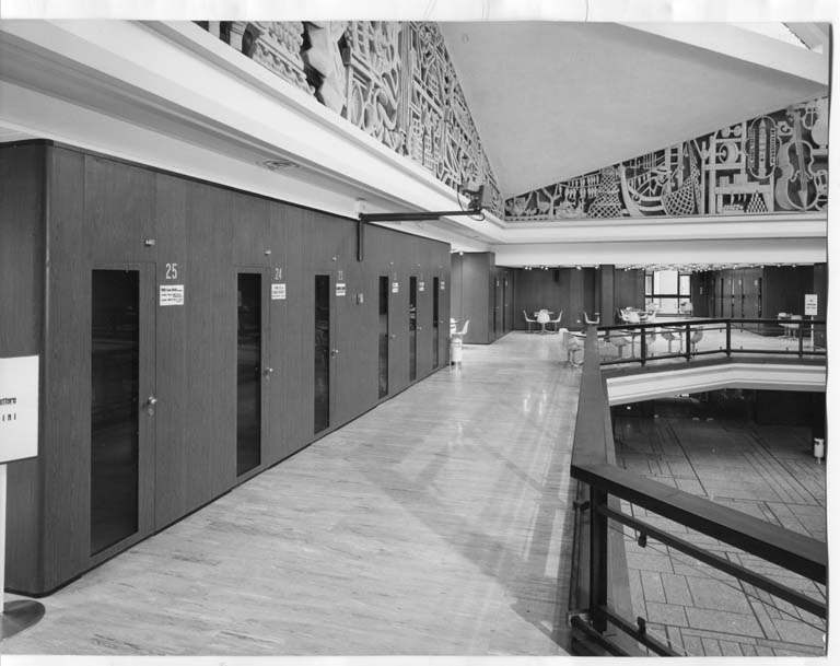 Sala Borsa-Contrattazione della Camera di Commercio di Cremona. Vista d'insieme della Sala Contrattazioni dal primo piano. Stampa fotografica b/n.