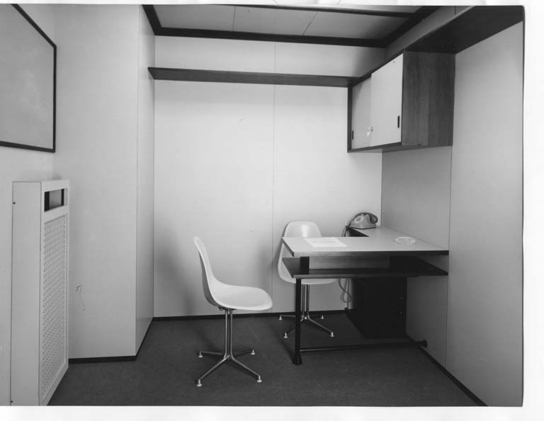 Sala Borsa-Contrattazione della Camera di Commercio di Cremona. Dettaglio della balconata con i box per le contrattazioni. Stampa fotografica b/n.