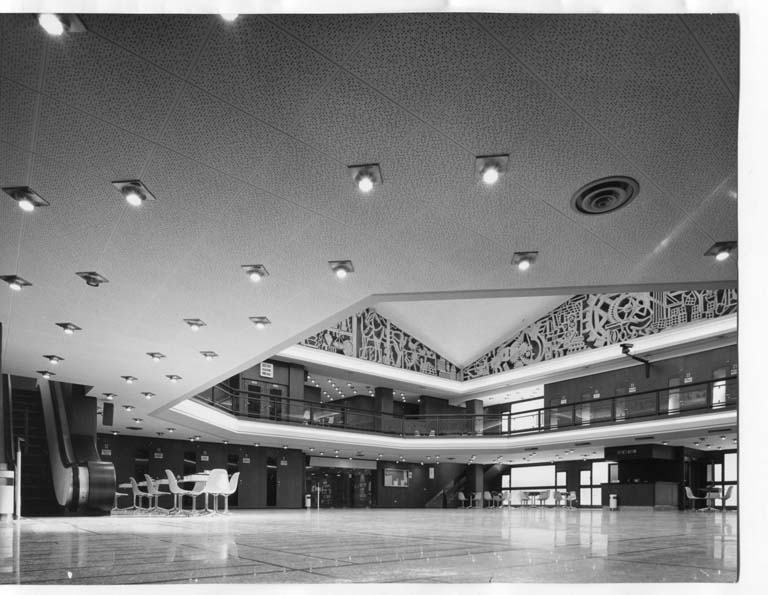 Sala Borsa-Contrattazione della Camera di Commercio di Cremona. Box per le contrattazioni. Stampa fotografica b/n.