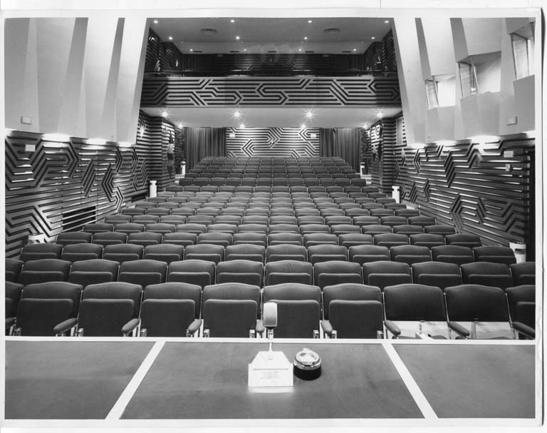 Sala Borsa-Contrattazione della Camera di Commercio di Cremona. Vista della sala conferenze Maffei al quarto piano. Stampa fotografica b/n.