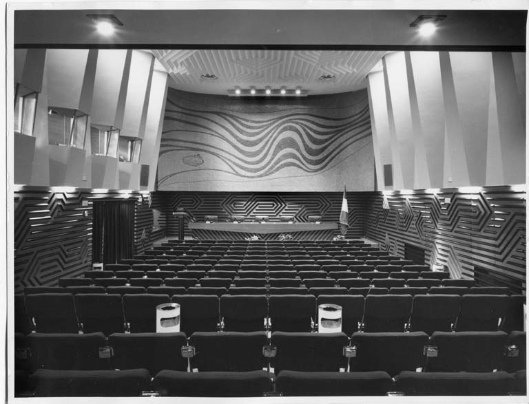Sala Borsa-Contrattazione della Camera di Commercio di Cremona. Vista della sala conferenze Maffei al quarto piano. Stampa fotografica b/n.