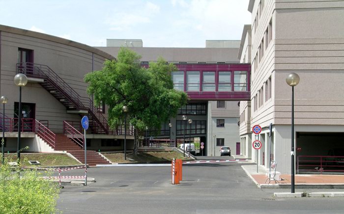 Vista laterale. Ingresso strada interna