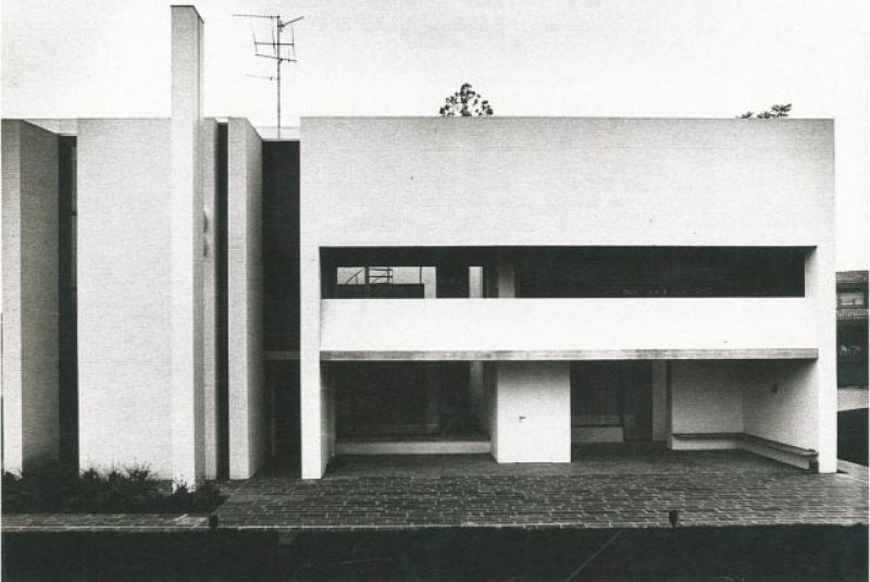 Vista del fronte sul giardino