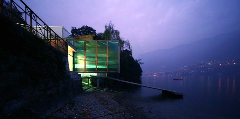 Spogliatoio, l'hangar delle barche e il pontile