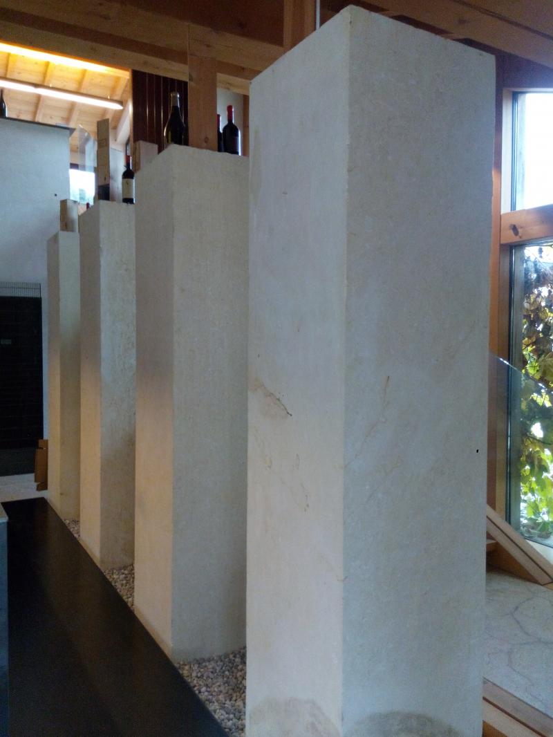 Interno, la sala di vendita e degustazione, dettaglio dei quattro monoliti