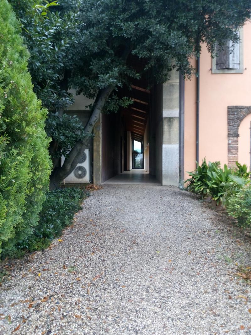 Il portico, vista verso sud-ovest e la sala di vendita