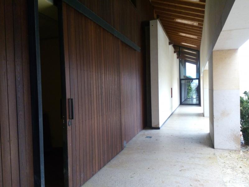 Il portico, l'accesso ai magazzini