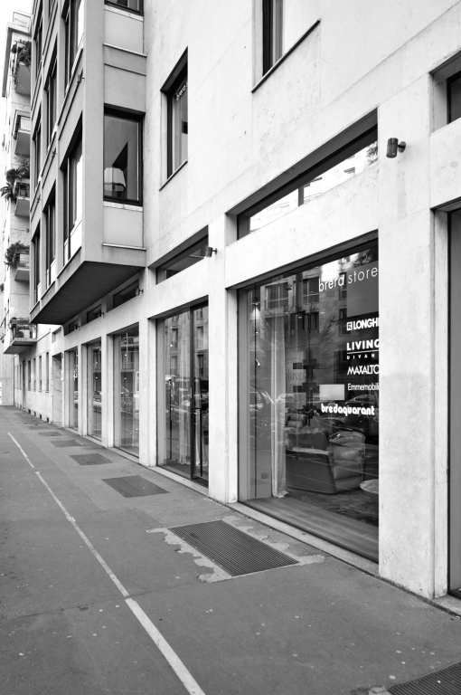 Il basamento a negozi scandito dalla sequenza regolare di pilastri