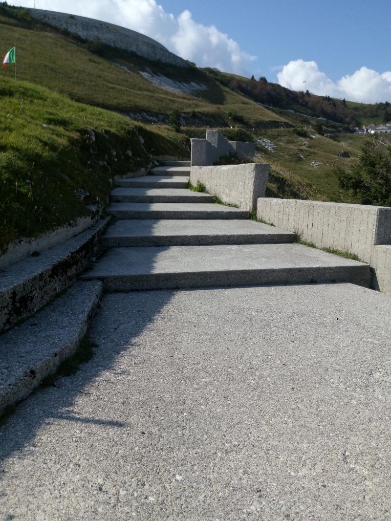 La scalinata di accesso vista dalla piattaforma est