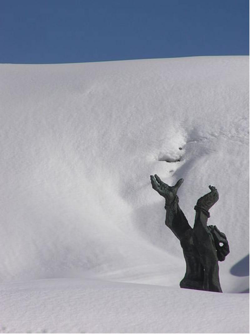 La scultura del partigiano in inverno